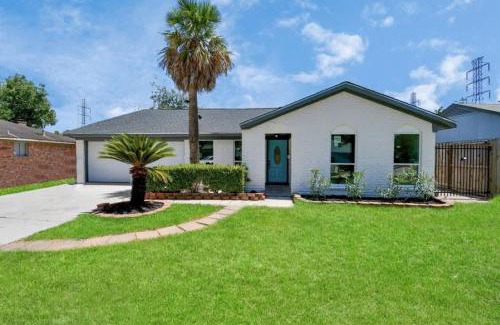 Southbelt/Ellington House | Sageview Cottage - 4 BDR with Pool Pet Friendly
