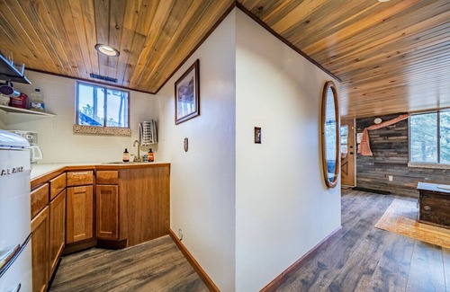 Estes Park Apartment | SALE! Dogs OK! Hot tub & king bed near Nat`l Park