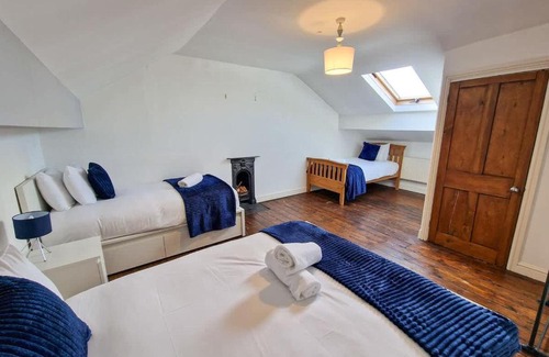 Salford House | Salford Home Sleeps 10 By City SuperHost