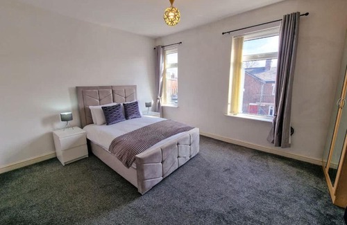 Salford House | Salford Home Sleeps 10 By City SuperHost