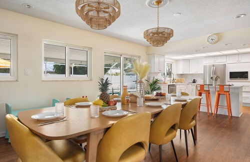 Bradenton House | 🍊Saltwater Heated Pool, Massage Chair, 12 Mins from Anna Maria, Sleeps 12