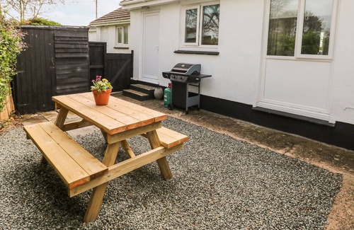 Hasguard Cross House | SALTY DOG COTTAGE, pet friendly, with a garden in Little Haven