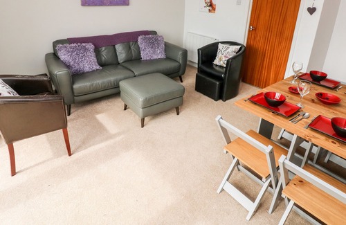 Hasguard Cross House | SALTY DOG COTTAGE, pet friendly, with a garden in Little Haven
