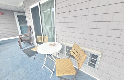 Hampton Condo | Salty Suite II - Steps to Pool + Beach