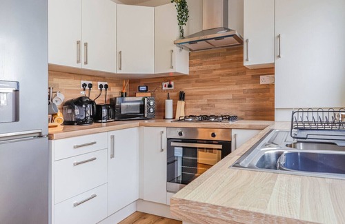 Whitchurch House | Samantha Suite | City 2BR Bungalow Free Parking Garden & WIFI