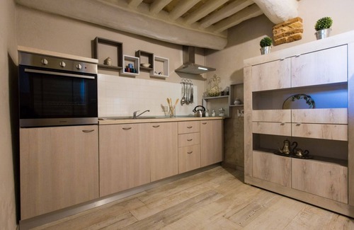 San Gimignano City Centre Apartment | San Gimignano Town Garden - 8 pax