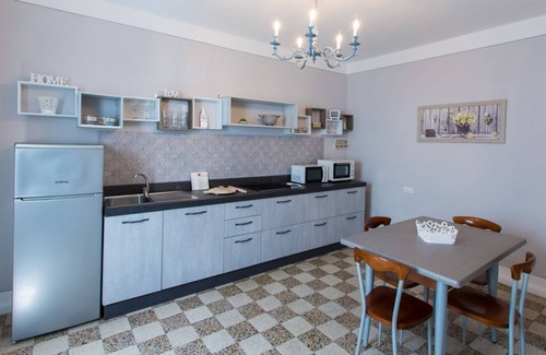 San Gimignano City Centre Apartment | San Gimignano Town Garden - 8 pax