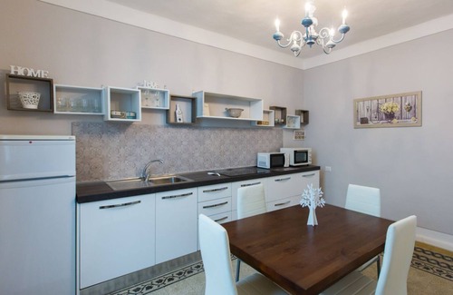 San Gimignano City Centre Apartment | San Gimignano Town Garden - 10 pax