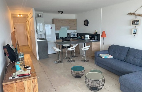 Sanary-sur-Mer Apartment | Sanary : Apartment sea view - Collective parking - Walking distance to town center and beaches