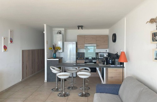 Sanary-sur-Mer Apartment | Sanary : Apartment sea view - Collective parking - Walking distance to town center and beaches