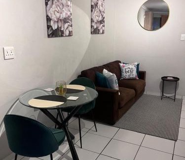 Edenvale House | Sandalion Cottage near OR Tambo Airport & Greenstone