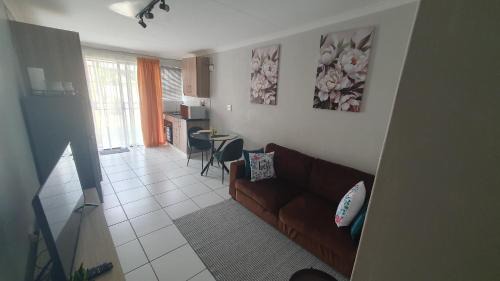 Edenvale House | Sandalion Cottage near OR Tambo Airport & Greenstone