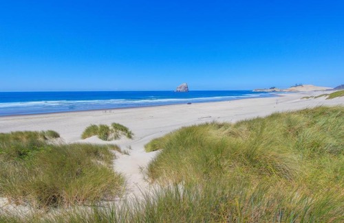 Pacific City House | Sandpiper Cottage - Meredith Lodging