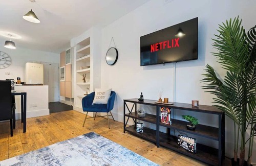 The Lane Apartment | Sandringham House 2-Bed Gem in London| Heated Pool