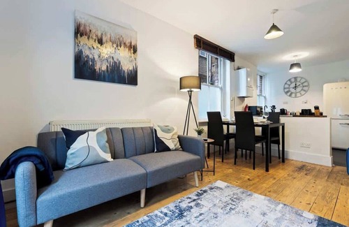 The Lane Apartment | Sandringham House 2-Bed Gem in London| Heated Pool
