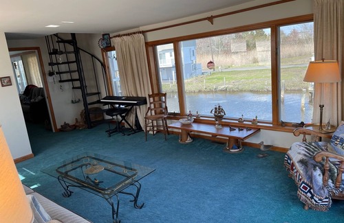 Mud City House | SANDY FEET RETREAT-Waterfront home - 5 mins to LBI