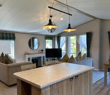 Allerthorpe House | Sandy Lane 18 - Lodge with Hot Tub