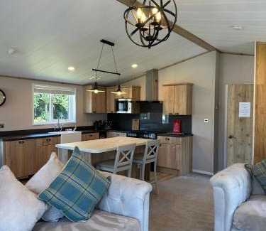 Allerthorpe House | Sandy Lane 18 - Lodge with Hot Tub