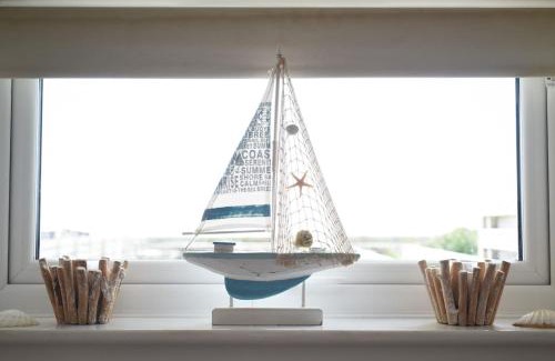 South Hayling Apartment | Sandy Shores - Beachfront Apartment - Sleeps 3