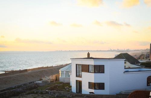 South Hayling Apartment | Sandy Shores - Beachfront Apartment - Sleeps 3