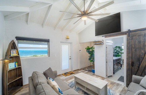 Cockburn Town Cottage | Santa Clara Cottage @ The Lookout > Beachfront w/AC