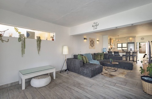 Shaka's Rock Apartment | Santorini Ballito | 180º Sea Views, Braai and Pool