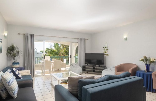 Shaka's Rock Apartment | Santorini Kamari 15 Family Only