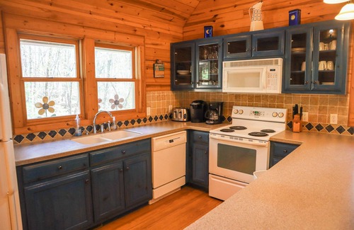 Wiley Cottage | Sapphire - A Lovely Cottage in the Woods with Mountain Scenery