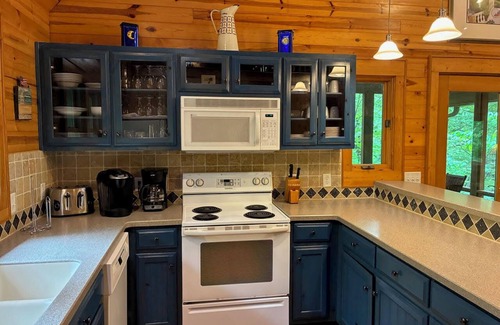 Wiley Cottage | Sapphire Cottage at Splendor Mountain Estate