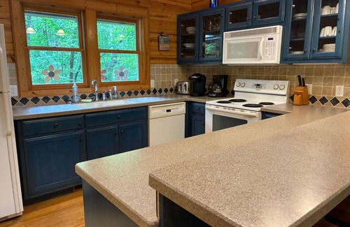 Wiley Cottage | Sapphire Cottage at Splendor Mountain Estate