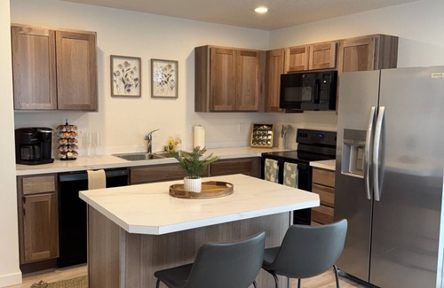 Hermiston House | Sapphire Stay- King and Queen