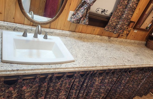 Saratoga Springs House | Saratoga lake home track rental