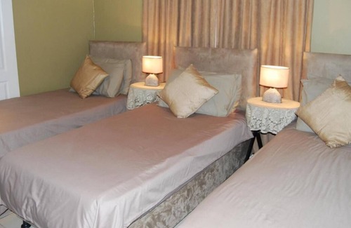 Rondebosch East Bed & Breakfast | Savoy Lodge - Budget Triple Room 4