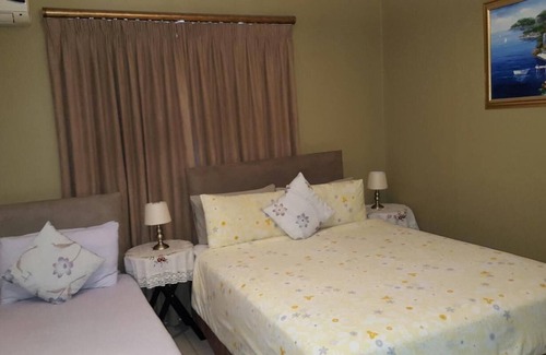 Rondebosch East Bed & Breakfast | Savoy Lodge - Budget Triple Room