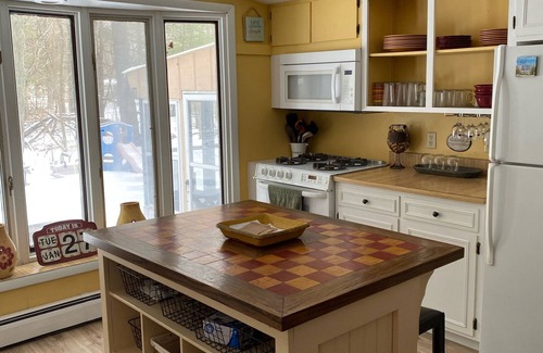 Shorewood-Tower Hills-Harbert House | SAWYER ND games, fall colors, 4 bedroom, breweries, wineries, beaches, dining!