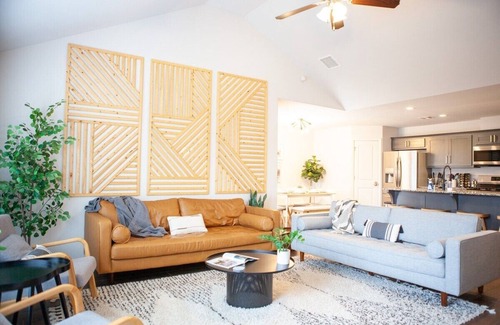 Broken Arrow House | Scandi Home by Turnpike - KING Bed, Fast WiFi
