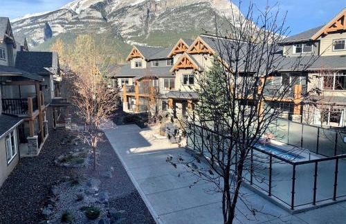 Copperstone Resort Apartment | SCENIC 1 Bedroom plus Den, PET FRIENDLY managed by Little Sister Getaways