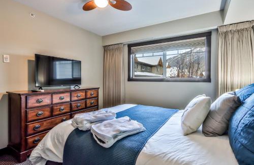 Copperstone Resort Apartment | SCENIC 1 Bedroom plus Den, PET FRIENDLY managed by Little Sister Getaways