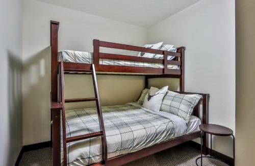 Copperstone Resort Apartment | SCENIC 1 Bedroom plus Den, PET FRIENDLY managed by Little Sister Getaways