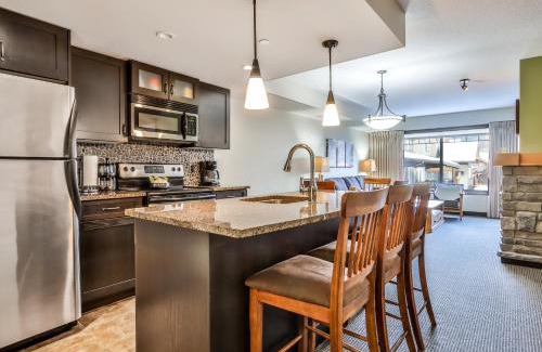 Copperstone Resort Apartment | SCENIC 1 Bedroom plus Den, PET FRIENDLY managed by Little Sister Getaways