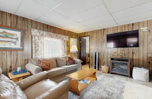 Bayview Boat Rental | Scenic Bay Float Home Hideaway