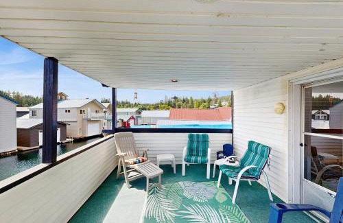 Bayview Boat Rental | Scenic Bay Float Home Hideaway