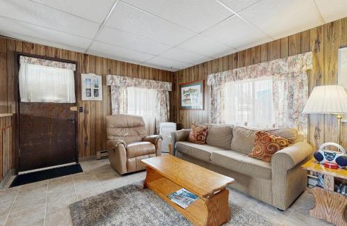 Bayview Boat Rental | Scenic Bay Float Home Hideaway