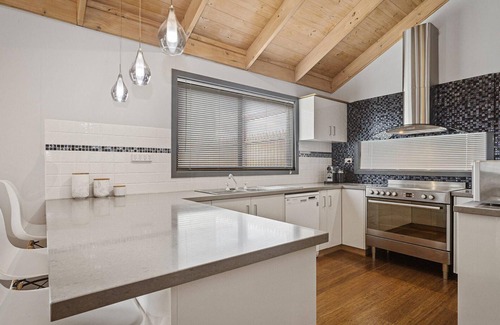 Apollo Bay House | Scenic Beach Escape - Best Family Holiday, Outside Pets, Wifi *New Listing*
