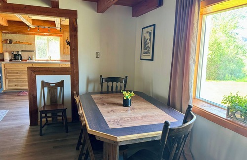 Salmon Cabin | Scenic Cabin Escape- Steps to Goldbug Trailhead