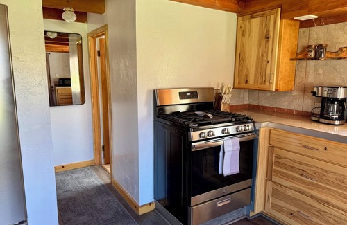 Salmon Cabin | Scenic Cabin Escape- Steps to Goldbug Trailhead