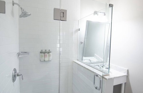 Kennebunkport Hotel | Scenic Downtown Retreat w/Complimentary Breakfast | Near Kennebunk Beach