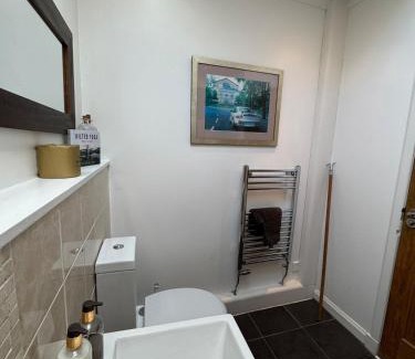 Stockbridge Apartment | Scenic Mews House in central Stockbridge area