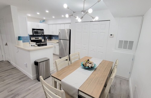 Clearwater Condo | ★ SCENIC POOLSIDE❤ tastefully decorated and minutes away from Clearwater Beach