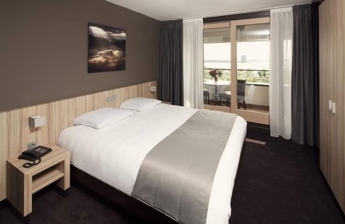 Bergen op Zoom Hotel | Scenic Room Near Ravelijn with Free Parking and Indoor Pool